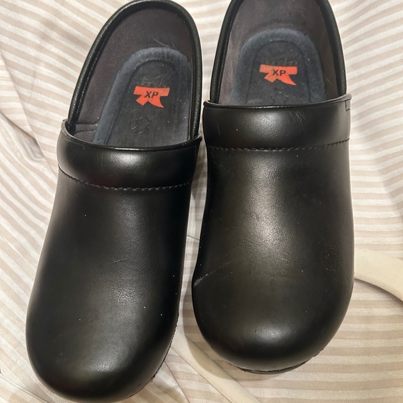Dansko XP Pro Professional Women's Black Leather Clogs size 39 (8.5) - Picture 1 of 7